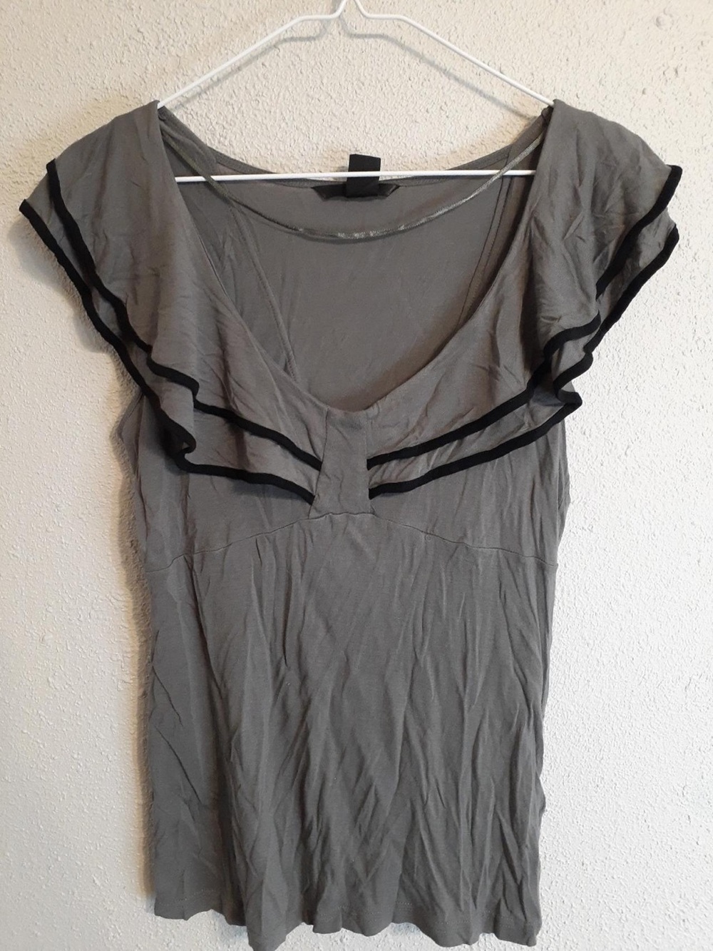 H&M Gray Short Sleeve Scoop Neck Top with Black Trim